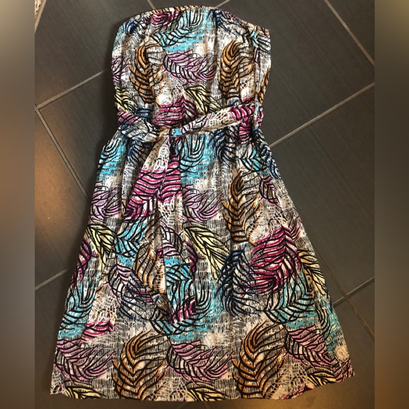 Host Pick! 🤩Colorful Strapless Dress with Leaf Design Size 4 - Picture 1 of 10